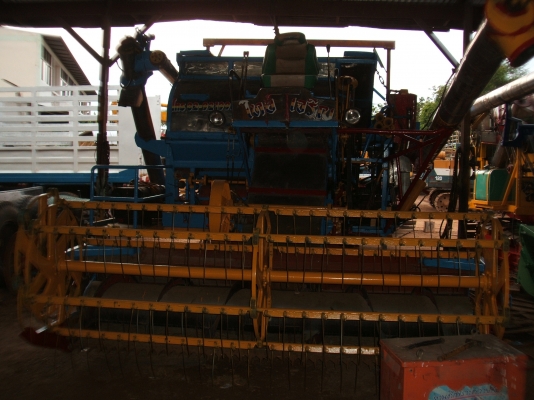 ขายรถเกี่ยวข้าว อุ้ม 2 ตัน เครื่องยนต์ 175 แรงม้า ปั้มไดกิ๊นส์ เบอร์ 22 สภาพดีพร้อมใช้งาน