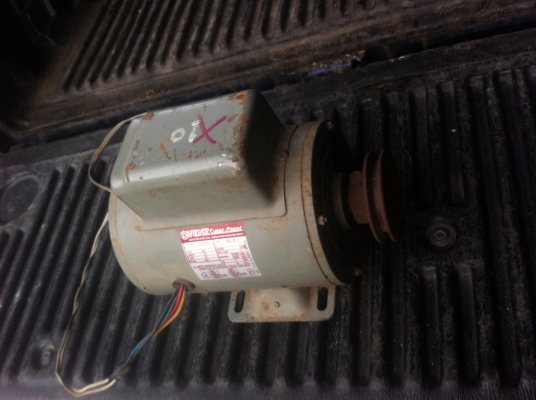 มอเตอร์ 1 แรงม้า ยี่ห้อ VENZ  แบบมีคาปาซิเตอร์สองตัวทั้งสตารท์และรัน