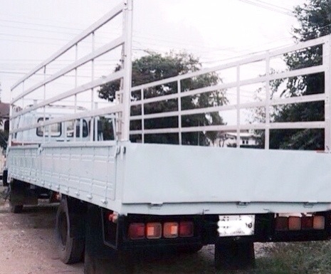 ISUZU ROCKY FSR 165 HP 6BD1 รถบรรทุกหกล้อ กระบะคอกเหล็กความยาว 7.20 เมตรสภาพดีพร้อมบรรทุกได้เลย เครื่องยนต์แรงดีเดิมๆไม่มีเยิ้ม ภายในเก๋งคอนโซนสวยครบ พวงมาลัยเพาเวอร์ ระบบเบรคทริ๊ปฟี้ ช่วงล่างใหญ่คัชซีไม่มีแตกบวม ยาง 9.00 ขอบ 20 สภาพดีประมาณ 65\% พร้อมใช้ง