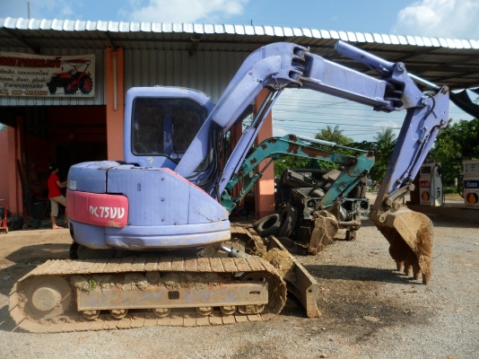 ขายรถแบคโฮ ยี่ห้อ KOMATSU รุ่น PC75UU