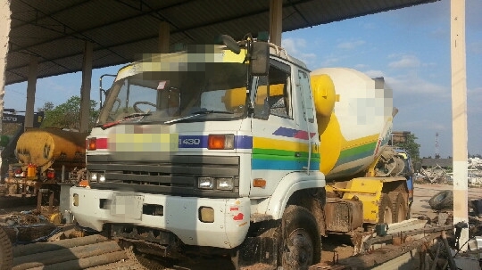 ขายรถ 10 ล้อโม่ปูน NISSAN CW430H 230 แรงม้า โม่ใหม่ ลิปเปอร์ 7 คิว มี 3 คันราคาคันละ 1650000