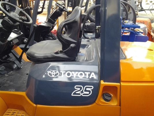 TOYOTA รุ่น7 ขนาด2.5ตัน เบนซิล  แก็ส เสา4ม.เกียร์ธรรมดา