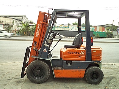 ขายรถยกโตโยต้า 2 ตัน รุ่น5 เครื่องเบนซิน  กระบอกคู่ เสาสูง 3 เมตร   พวงมาลัยเพาเว่อร์  สีเดิมจากนอก นำเข้าจากญี่ปุ่น ใช้งานได้ทันที