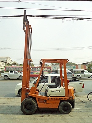 ขายรถยกโตโยต้า 1.5 ตัน  เครื่องเบนซิน  กระบอกคู่ เสาสูง 3 เมตร   พวงมาลัยเพาเว่อร์  สีเดิมจากนอก นำเข้าจากญี่ปุ่น ใช้งานได้ทันที