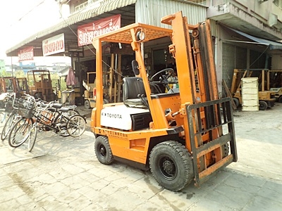 ขายรถยกโตโยต้า 1.5 ตัน  เครื่องเบนซิน  กระบอกคู่ เสาสูง 3 เมตร   พวงมาลัยเพาเว่อร์  สีเดิมจากนอก นำเข้าจากญี่ปุ่น ใช้งานได้ทันที