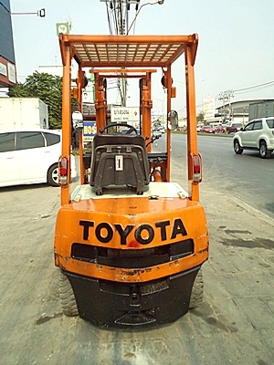 ขายรถยกโตโยต้า 1.5 ตัน  เครื่องเบนซิน  กระบอกคู่ เสาสูง 3 เมตร   พวงมาลัยเพาเว่อร์  สีเดิมจากนอก นำเข้าจากญี่ปุ่น ใช้งานได้ทันที