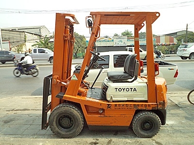 ขายรถยกโตโยต้า 1.5 ตัน  เครื่องเบนซิน  กระบอกคู่ เสาสูง 3 เมตร   พวงมาลัยเพาเว่อร์  สีเดิมจากนอก นำเข้าจากญี่ปุ่น ใช้งานได้ทันที