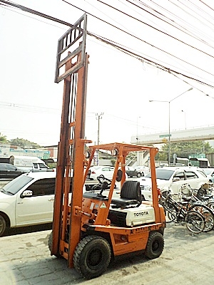 ขายรถยกโตโยต้า 1.5 ตัน  เครื่องเบนซิน  กระบอกคู่ เสาสูง 3 เมตร   พวงมาลัยเพาเว่อร์  สีเดิมจากนอก นำเข้าจากญี่ปุ่น ใช้งานได้ทันที