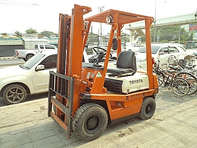 ขายรถยกโตโยต้า 1.5 ตัน  เครื่องเบนซิน  กระบอกคู่ เสาสูง 3 เมตร   พวงมาลัยเพาเว่อร์  สีเดิมจากนอก นำเข้าจากญี่ปุ่น ใช้งานได้ทันที