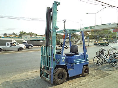 ขายรถยกโตโยต้า 1.5 ตัน รุ่น5 เครื่องเบนซิน  กระบอกคู่ เสาสูง 5 เมตร  ยางตันใหม่ 4 ล้อ  พวงมาลัยเพาเว่อร์  สีเดิมจากนอก นำเข้าจากญี่ปุ่น ใช้งานได้ทันที