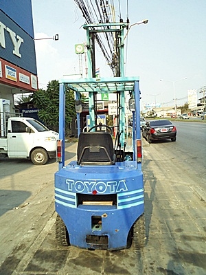 ขายรถยกโตโยต้า 1.5 ตัน รุ่น5 เครื่องเบนซิน  กระบอกคู่ เสาสูง 5 เมตร  ยางตันใหม่ 4 ล้อ  พวงมาลัยเพาเว่อร์  สีเดิมจากนอก นำเข้าจากญี่ปุ่น ใช้งานได้ทันที