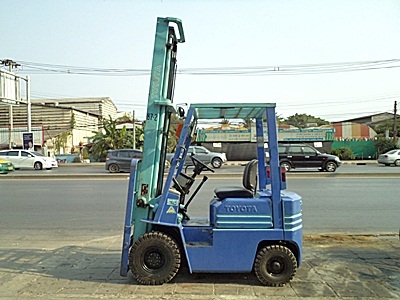 ขายรถยกโตโยต้า 1.5 ตัน รุ่น5 เครื่องเบนซิน  กระบอกคู่ เสาสูง 5 เมตร  ยางตันใหม่ 4 ล้อ  พวงมาลัยเพาเว่อร์  สีเดิมจากนอก นำเข้าจากญี่ปุ่น ใช้งานได้ทันที