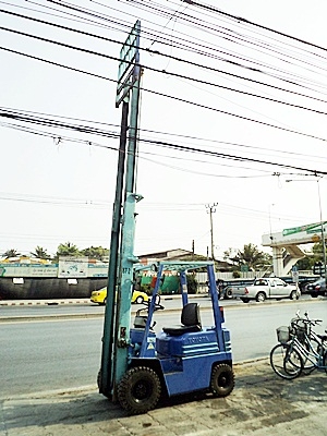 ขายรถยกโตโยต้า 1.5 ตัน รุ่น5 เครื่องเบนซิน  กระบอกคู่ เสาสูง 5 เมตร  ยางตันใหม่ 4 ล้อ  พวงมาลัยเพาเว่อร์  สีเดิมจากนอก นำเข้าจากญี่ปุ่น ใช้งานได้ทันที