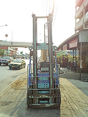 ขายรถยกโตโยต้า 1.5 ตัน รุ่น5 เครื่องเบนซิน  กระบอกคู่ เสาสูง 5 เมตร  ยางตันใหม่ 4 ล้อ  พวงมาลัยเพาเว่อร์  สีเดิมจากนอก นำเข้าจากญี่ปุ่น ใช้งานได้ทันที