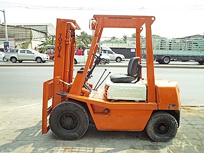 ขายรถยกโตโยต้า 2.5 ตัน เครื่องเบนซิน  กระบอกคู่  เสาสูง 3 เมตร   พวงมาลัยเพาเว่อร์  สีเดิมจากนอก นำเข้าจากญี่ปุ่น ใช้งานได้ทันที