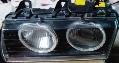 ขายโคมไฟหน้า มีวงแหวนรอบนอก BMW E36 ราคา 3,500 บาท