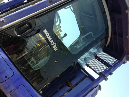 ขาย รถแบคโฮ KOMATSU PC228USE-2 (PC 200) นำเข้าจากญี่ปุ่น รถปี2001 มีVDOให้ชมครับติดต่อ 081-2990958