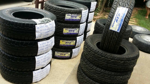 ล้อ Toyota Vigo ขอบ17 สภาพดี ไม่มีซ่อมพร้อมยาง Bridgestion 265 65 17 พร้อมน็อตครบ