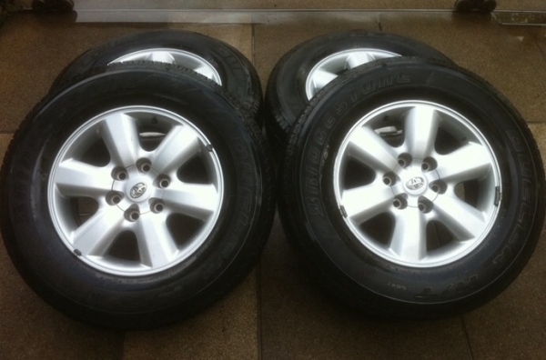 ล้อ Toyota Vigo ขอบ17 สภาพดี ไม่มีซ่อมพร้อมยาง Bridgestion 265 65 17 พร้อมน็อตครบ