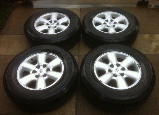 ล้อ Toyota Vigo ขอบ17 สภาพดี ไม่มีซ่อมพร้อมยาง Bridgestion 265 65 17 พร้อมน็อตครบ