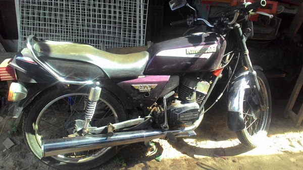 มอไซค์คาวารุ่นเก่าวิ่งฉิว