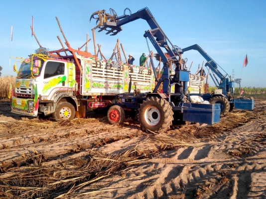 ขายรถคีบอ้อย ยี้ห้อกลกิจ คันล้อหน้าสีแดง งาคีบสีเหลือง