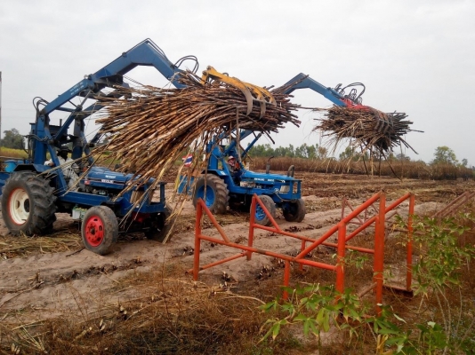 ขายรถคีบอ้อย ยี้ห้อกลกิจ คันล้อหน้าสีแดง งาคีบสีเหลือง