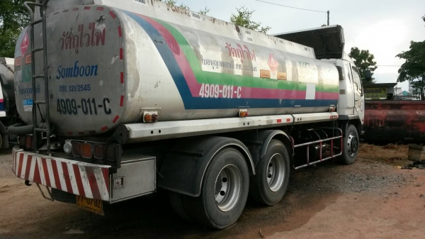 ขายรถสิบล้อเพลาเดียวเครือง225แรงรถน้ำมัน16000ลิตรโหลดล่าง