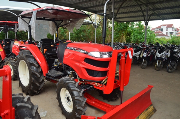 เปิดประมูลรถแทรคเตอร์ YANMAR EF393T มือสองสภาพเยี่ยมกว่า 80 คัน ราคา 99,999.- ที่สยามอินเตอร์การประมูล 6 มิ.ย. 58นี้
