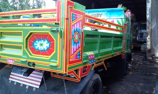 ขายหกล้อดั้ม 195 รถสวยพร้อมใช้ราคา740000 ยางใหม่ คัชชีสวย สีสวยทั้งคัน เล่มทะเบียนมี