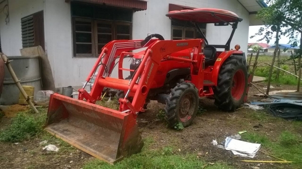 ขายรถไถ KUBOTA L4708 สภาพใหม่ป้ายแดง ใช้งานแค่ 700 ชั่วโมง อุปกรณ์บุ้งกี๋ตักหินทราย เอกสารสัญญาซื้อขาย