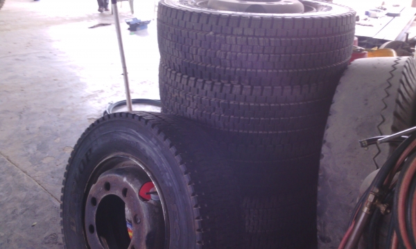 ยาง พร้อมกะทะ 245/70R19.5 สวยๆ