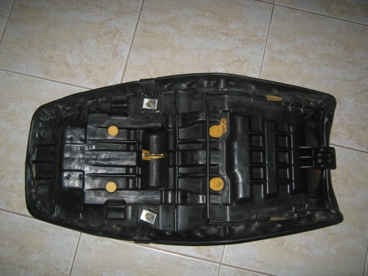 เบาะก้างปลาของแท้ CB400 98 จากญี่ปุ่น เบาะก้างปลาของแท้ CB400 98 จากญี่ปุ่น