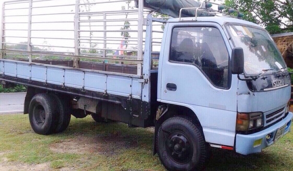 ISUZU NPR 120 HP 4HF1 ปี 39 รถบรรทุกหกล้อ กระบะคอกเหล็กความยาว 5 เมตรสภาพสวยพร้อมบรรทุกได้เลยครับ เครื่องยนต์ฝาดำแรงดีไม่มีเยิ้ม ภายในเก๋งคอนโซลสวยครับพร้อม พวงมาลัยเพาเวอร์ ช่วงล่างคัชซีสวยเดิมไม่มีบวม ติด F หลังครบแล้ว ยาง 8.25 ขอบ 16 สภาพดีประมาณ 70