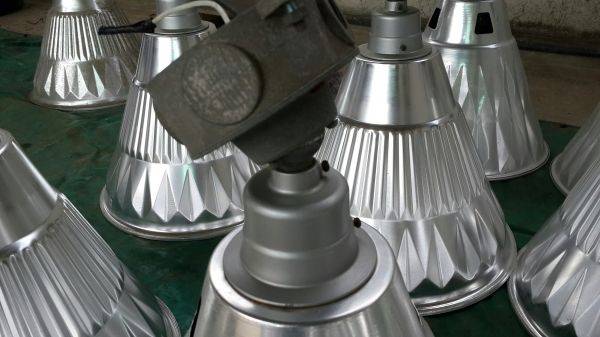 ขายโคมไฟโรงงาน 400 w. Mercury Lamp (หรือเอาของมาแลกเปลี่ยน)