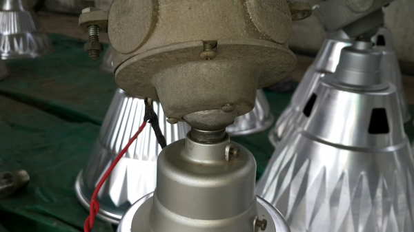 ขายโคมไฟโรงงาน 400 w. Mercury Lamp (หรือเอาของมาแลกเปลี่ยน)