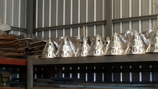 ขายโคมไฟโรงงาน 400 w. Mercury Lamp (หรือเอาของมาแลกเปลี่ยน)