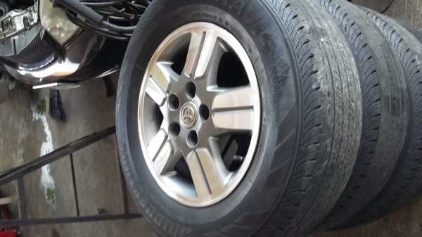 แม็คพร้อมยางวีโก่215/70/15ปี11 ราคา6500