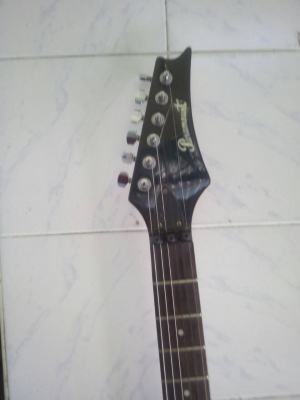 กีต้าร์ไฟฟ้า Paramount 2700