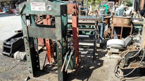 แท่นอัดไฮดรอลิค TOYO 30 ตัน พร้อมใช้งานครับ