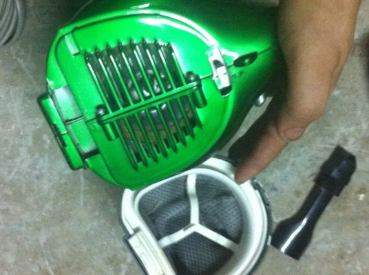 เครื่องดูดฝุ่นพกพา ขนาด 90 W. ดูดแรงดี มีหัวถอดเปลี่ยนได้สองหัว ถือไปใช้งานง่าย