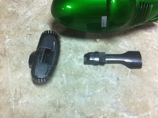 เครื่องดูดฝุ่นพกพา ขนาด 90 W. ดูดแรงดี มีหัวถอดเปลี่ยนได้สองหัว ถือไปใช้งานง่าย