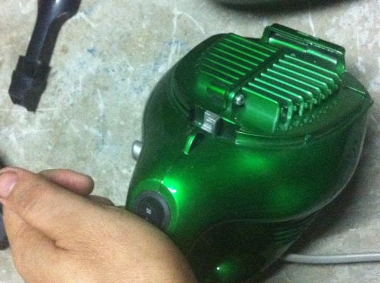 เครื่องดูดฝุ่นพกพา ขนาด 90 W. ดูดแรงดี มีหัวถอดเปลี่ยนได้สองหัว ถือไปใช้งานง่าย