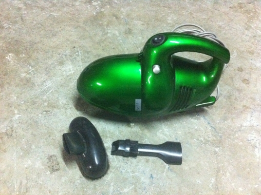 เครื่องดูดฝุ่นพกพา ขนาด 90 W. ดูดแรงดี มีหัวถอดเปลี่ยนได้สองหัว ถือไปใช้งานง่าย