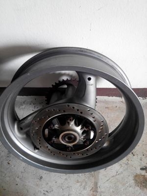 ขายล้อแม็ก brembo 17x4.5  ใส่ยางเดิม160/60 พร้อมดุมสเตอร์ และจานดิส ราคา 3000 บาท