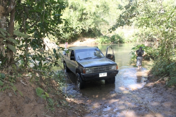 ขายโฟร์วิล นิสสันสี่ประตู ขายโฟร์วิล นิสสันสี่ประตู