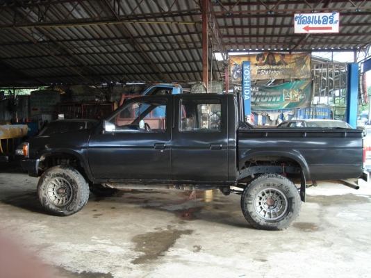 ขายโฟร์วิล นิสสันสี่ประตู ขายโฟร์วิล นิสสันสี่ประตู