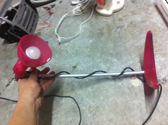 โครมไฟสองแบบตามภาพอันแรกโครมไฟหลอด LED อันที่สองแบบคีบเป็นหลอดประหัยดไฟหมุนได้รอบทิศทาง