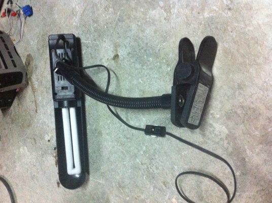 โครมไฟสองแบบตามภาพอันแรกโครมไฟหลอด LED อันที่สองแบบคีบเป็นหลอดประหัยดไฟหมุนได้รอบทิศทาง