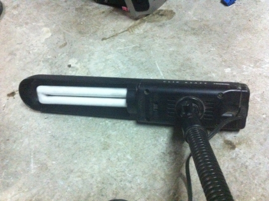 โครมไฟสองแบบตามภาพอันแรกโครมไฟหลอด LED อันที่สองแบบคีบเป็นหลอดประหัยดไฟหมุนได้รอบทิศทาง